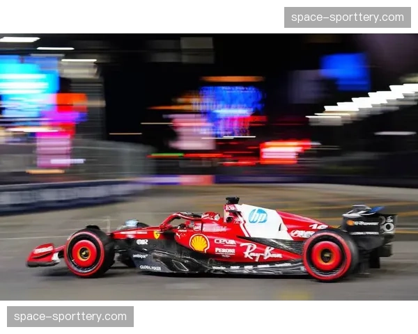 特写：F1沙特站排位赛Q3，汉密尔顿赛车突发故障，在维修区入口无奈下车