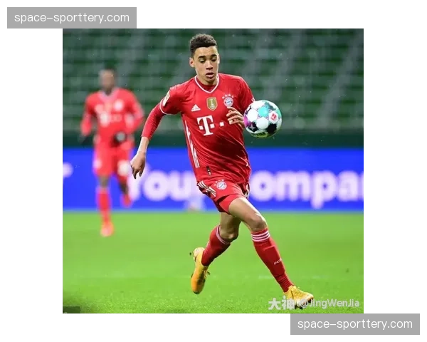 官方：拜仁慕尼黑确认穆夏拉因腿筋不适，将缺席与皇马的首回合较量